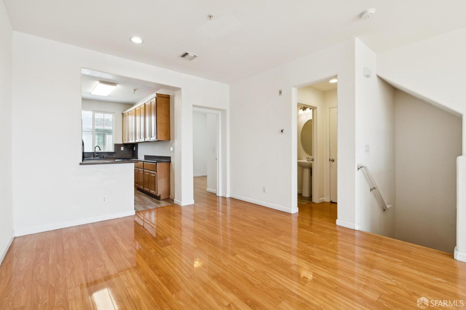 Detail Gallery Image 4 of 31 For 338 Village Ln, Richmond,  CA 94801 - 4 Beds | 4 Baths