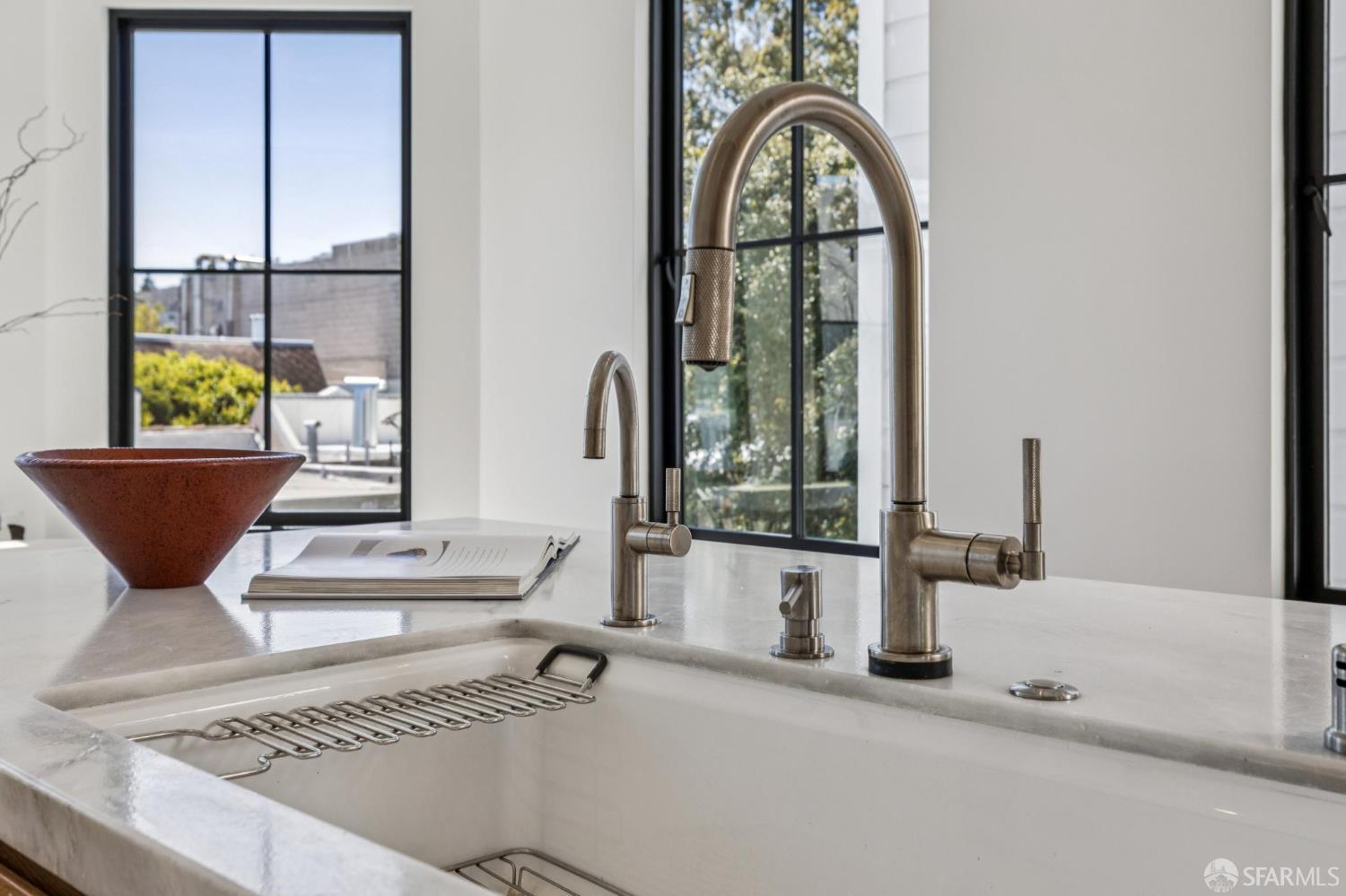 Detail Gallery Image 18 of 95 For 39 Dolores Ter, San Francisco,  CA 94110 - 4 Beds | 3/1 Baths