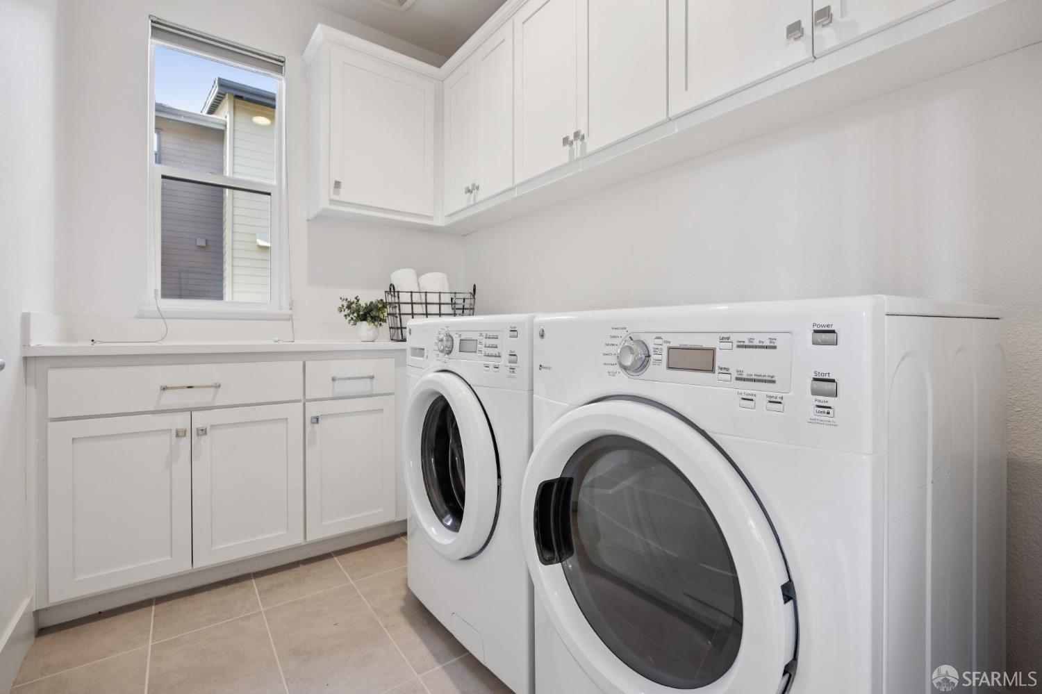 Detail Gallery Image 11 of 24 For 2 Avondale Ave, Redwood City,  CA 94062 - 3 Beds | 3/1 Baths