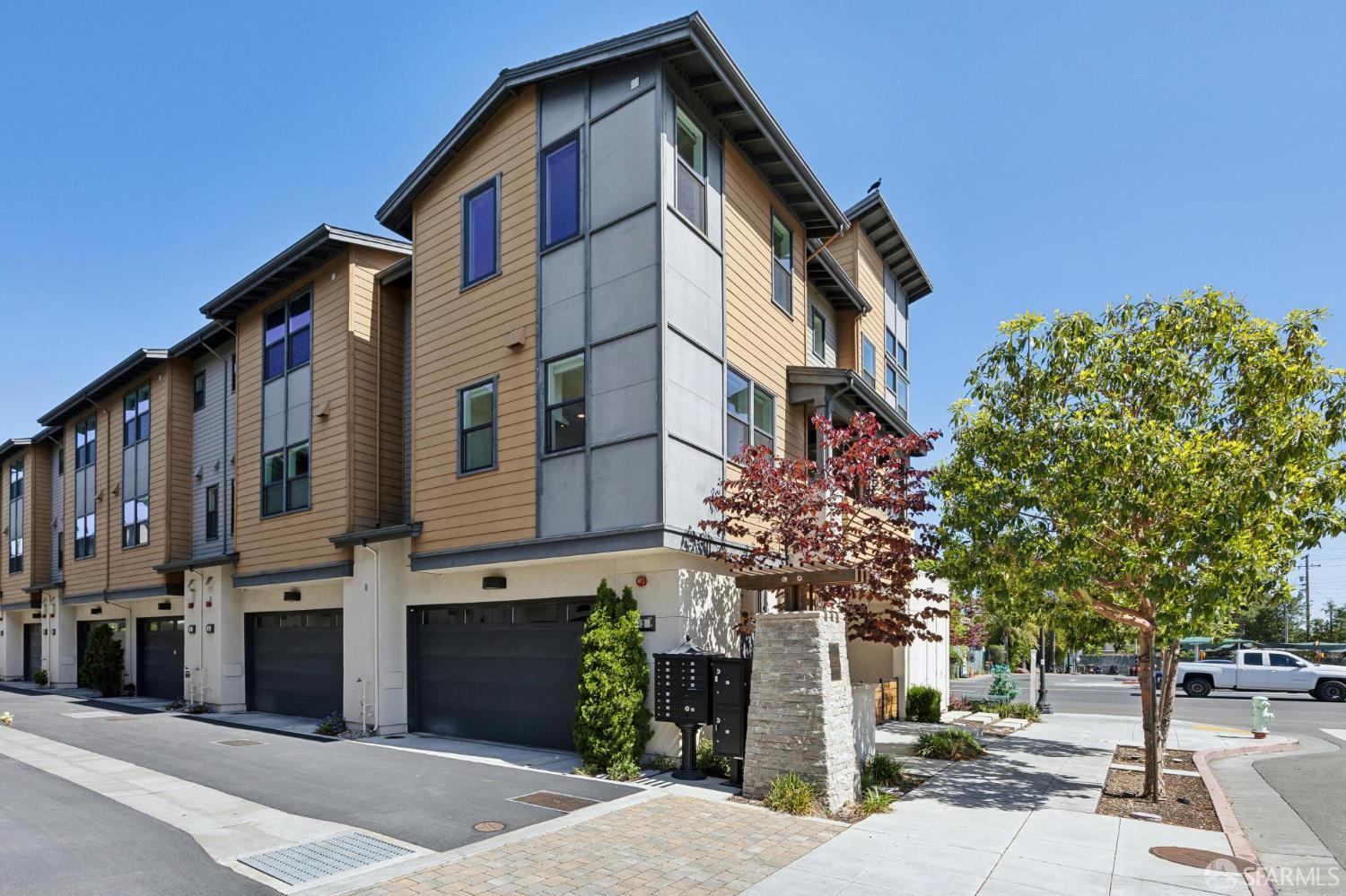 Detail Gallery Image 22 of 24 For 2 Avondale Ave, Redwood City,  CA 94062 - 3 Beds | 3/1 Baths