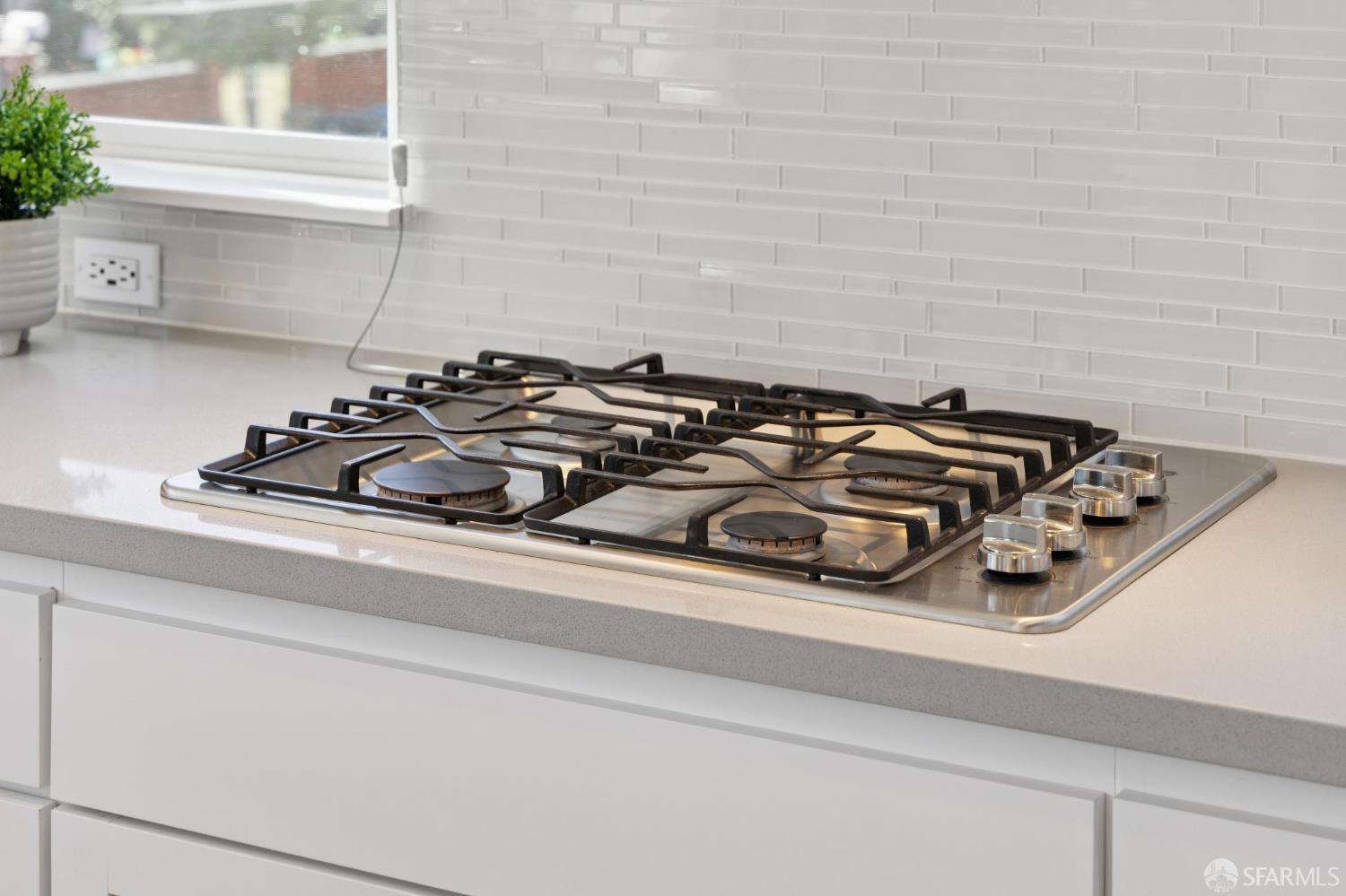 Detail Gallery Image 7 of 24 For 2 Avondale Ave, Redwood City,  CA 94062 - 3 Beds | 3/1 Baths