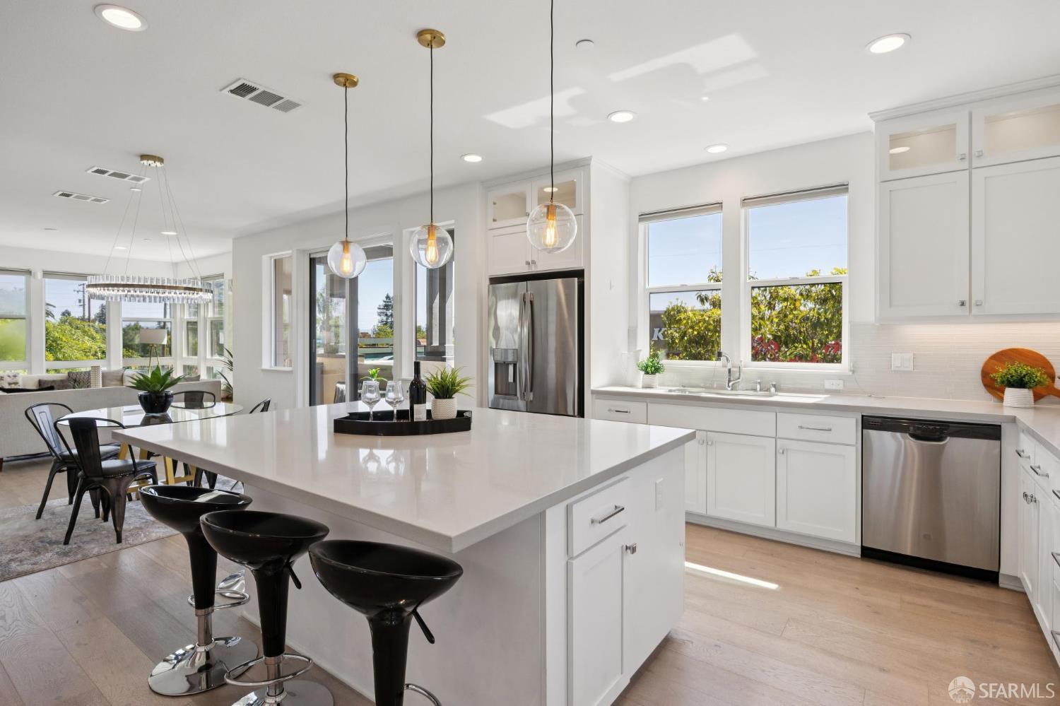 Detail Gallery Image 6 of 24 For 2 Avondale Ave, Redwood City,  CA 94062 - 3 Beds | 3/1 Baths