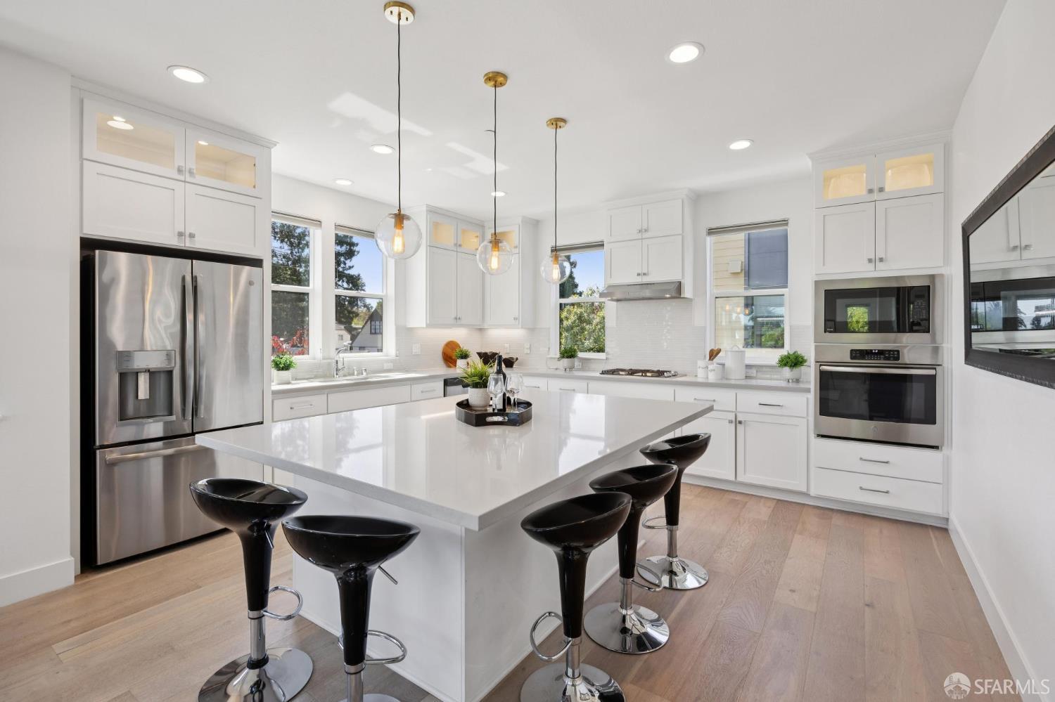 Detail Gallery Image 5 of 24 For 2 Avondale Ave, Redwood City,  CA 94062 - 3 Beds | 3/1 Baths