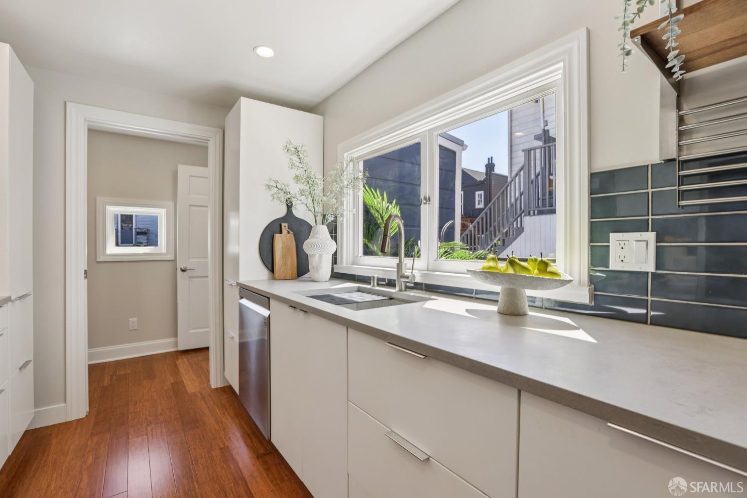 Detail Gallery Image 6 of 51 For 1175 York St, San Francisco,  CA 94110 - – Beds | – Baths