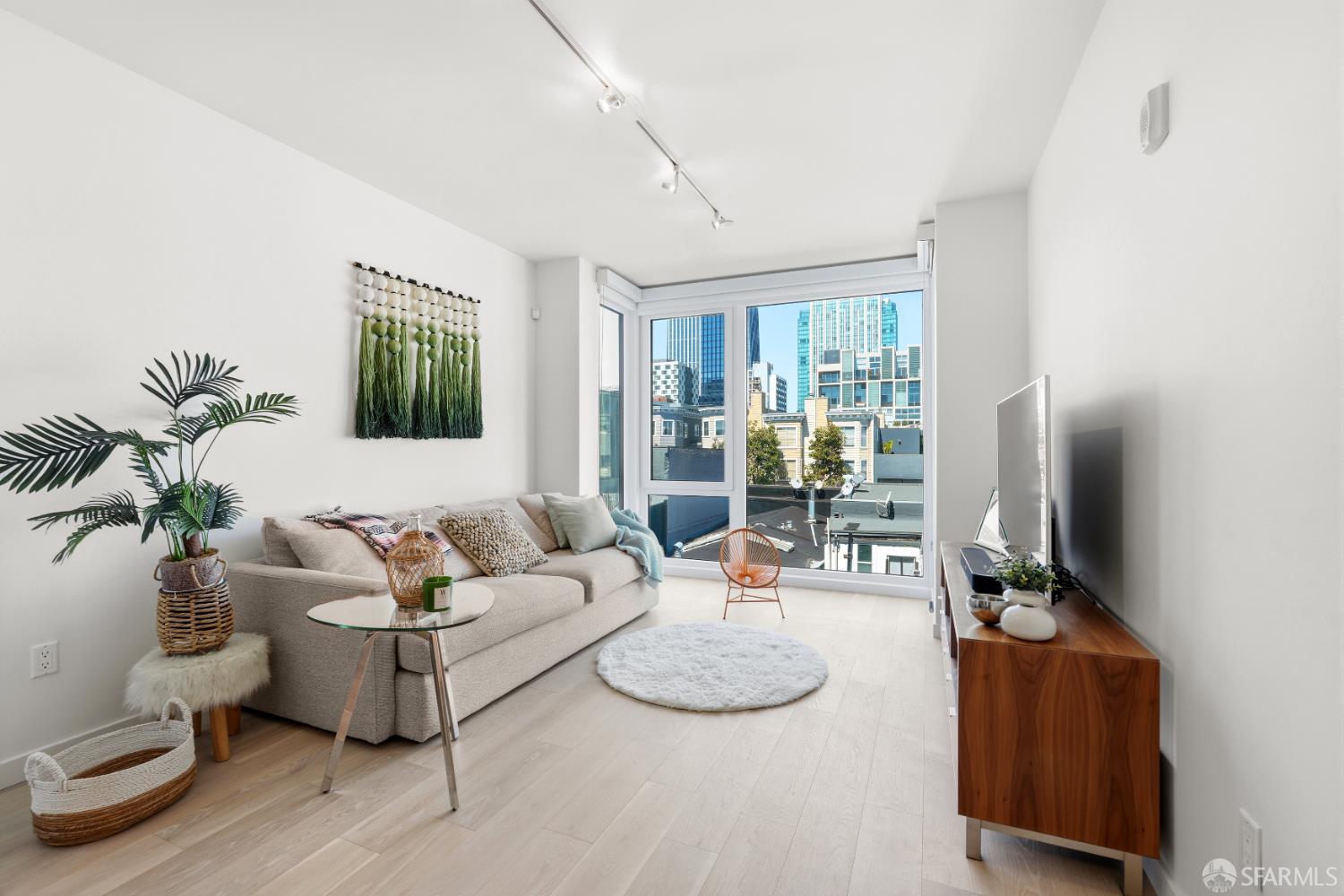 Photo #1: 426123291 Listing: Photo #1