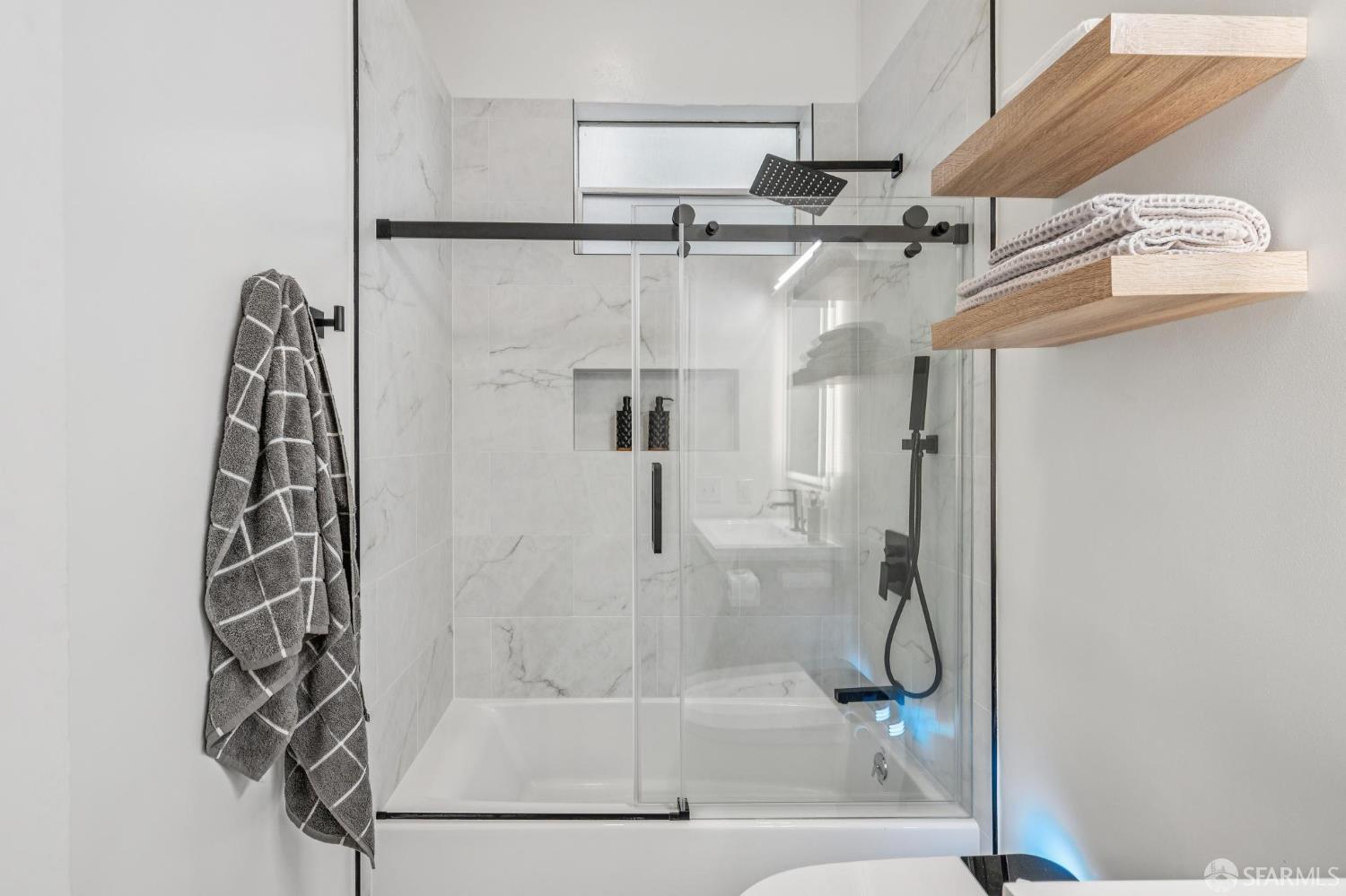 Photo #33: 426120587 Listing: Photo #33