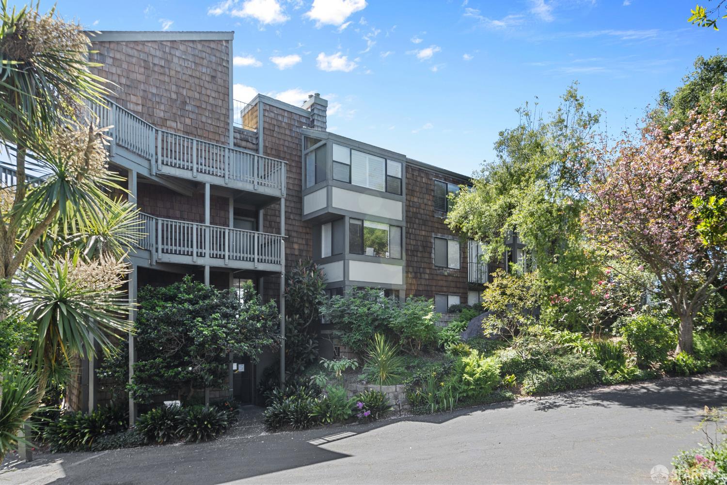 Browse active condo listings in DIAMOND HEIGHTS