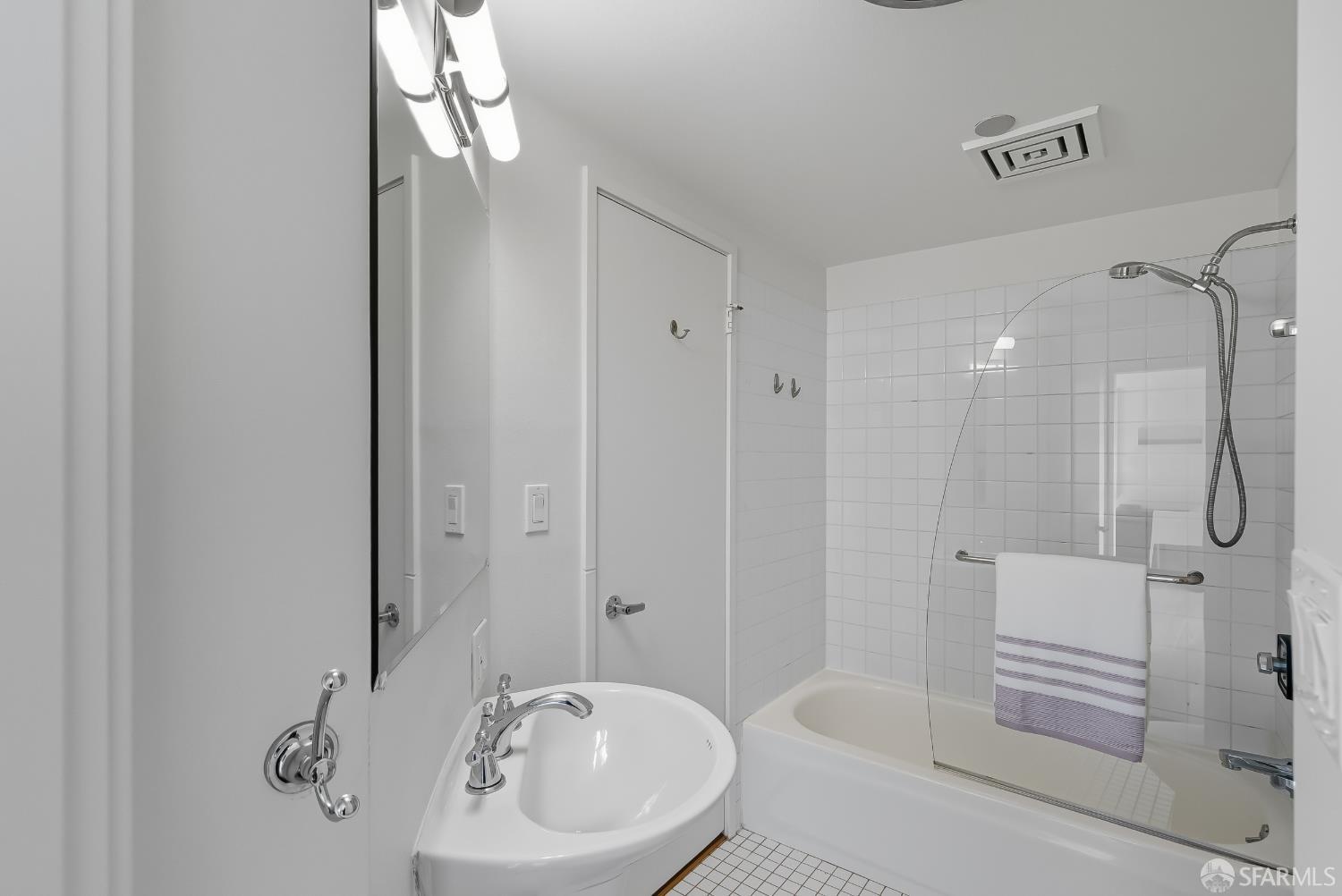 Photo #15: 426127182 Listing: Photo #15