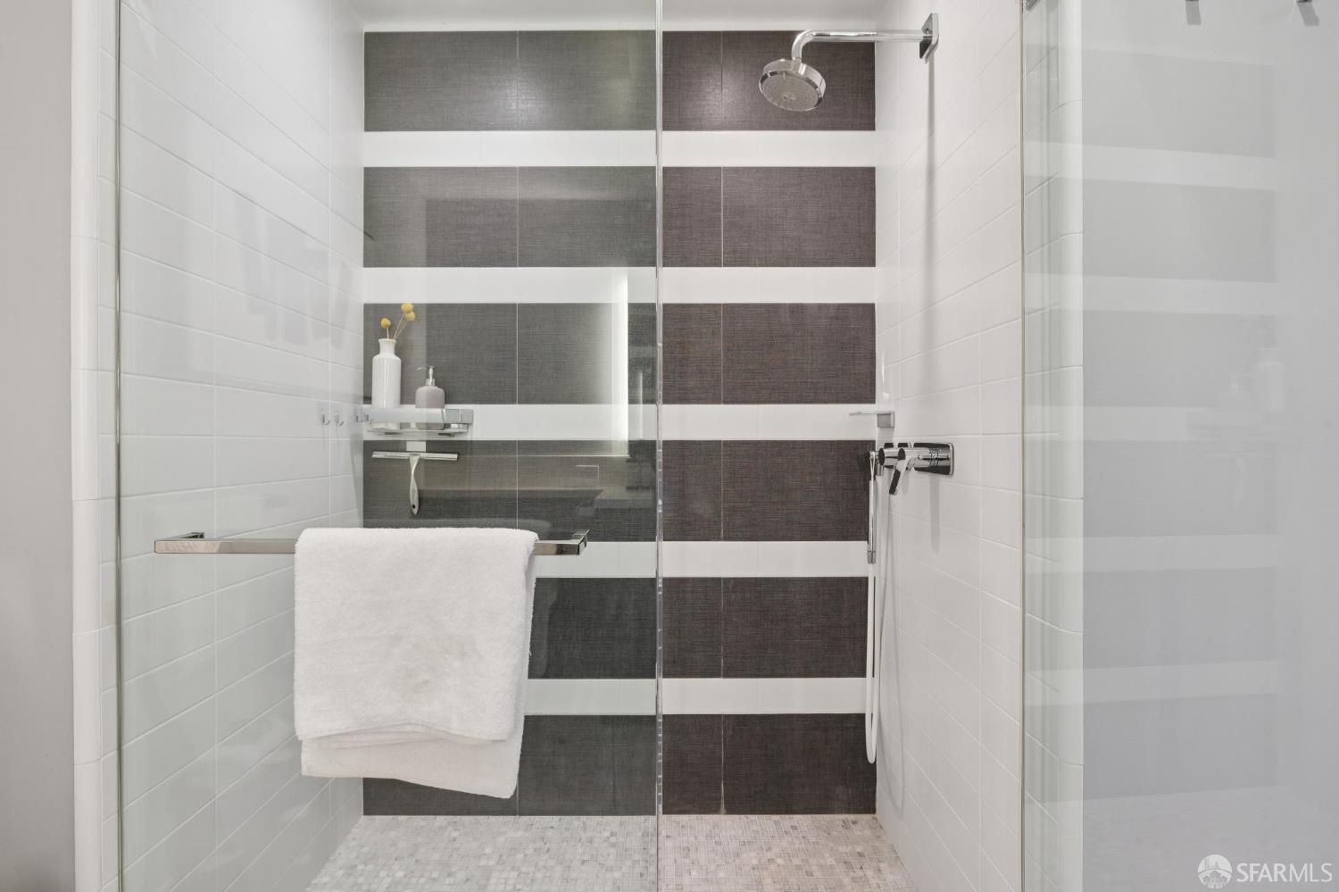 Photo #5: 426111982 Listing: Photo #5