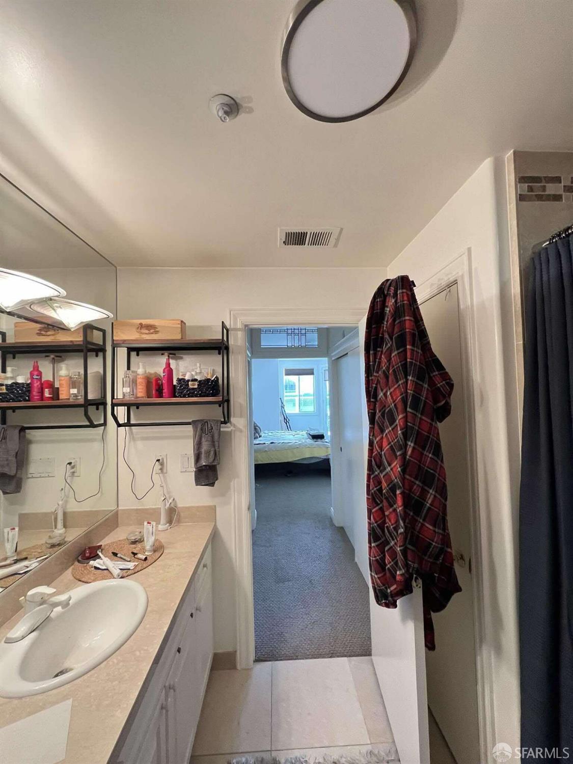 Photo #4: 426132222 Listing: Photo #4
