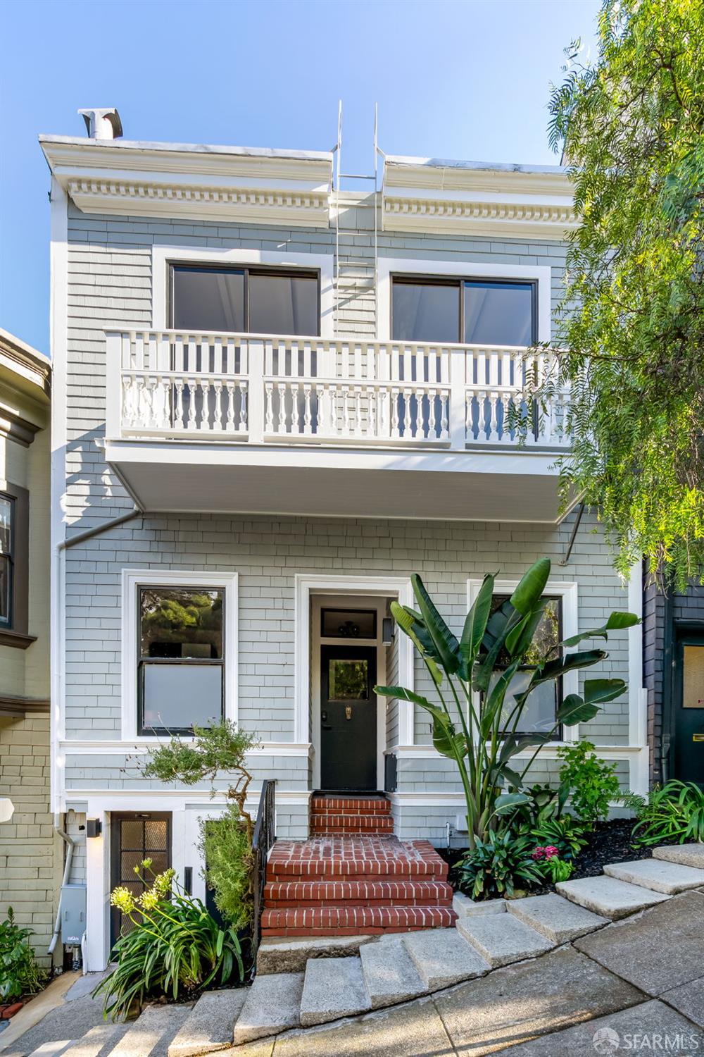 1023 Broadway