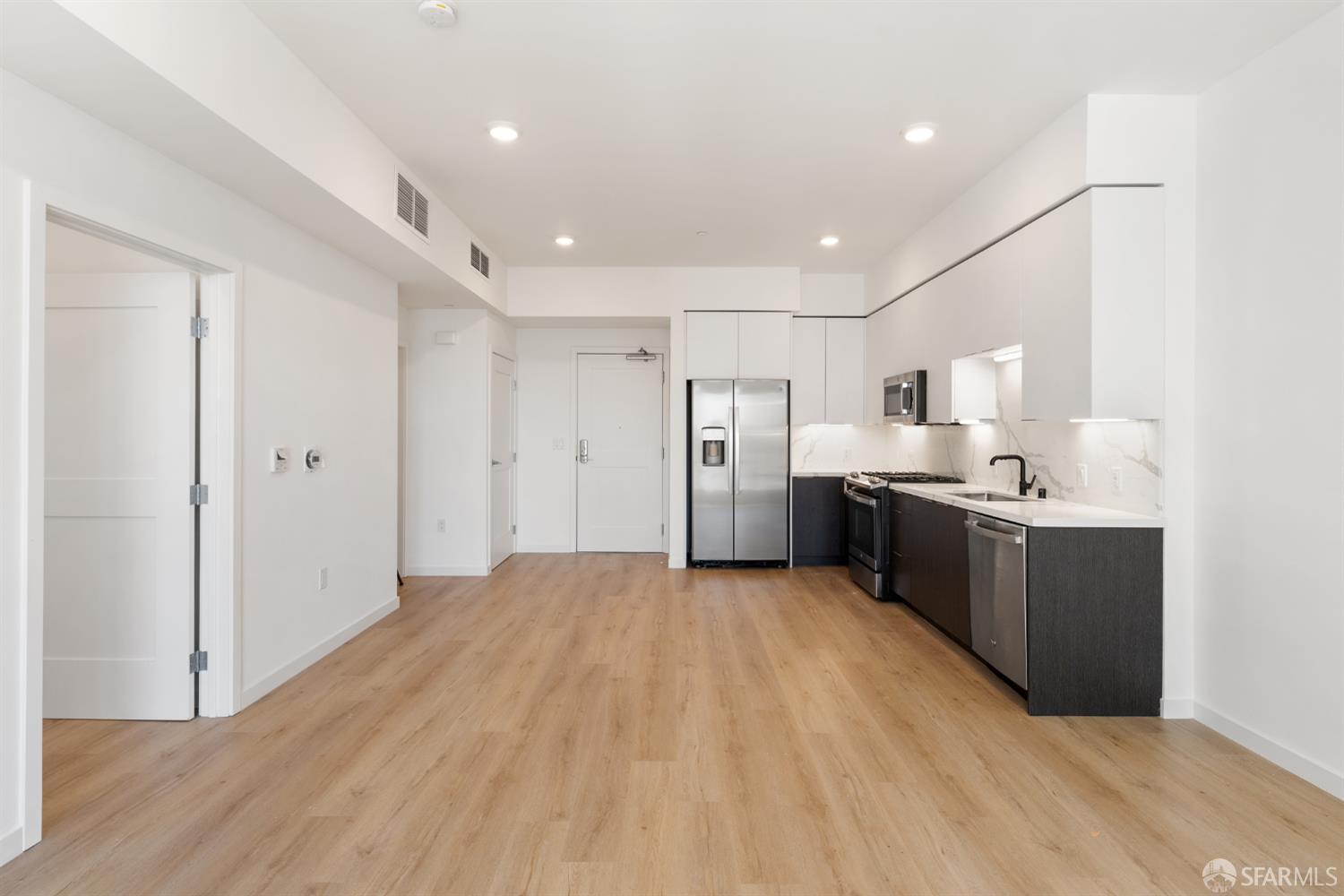 Photo #2: 426135547 Listing: Photo #2
