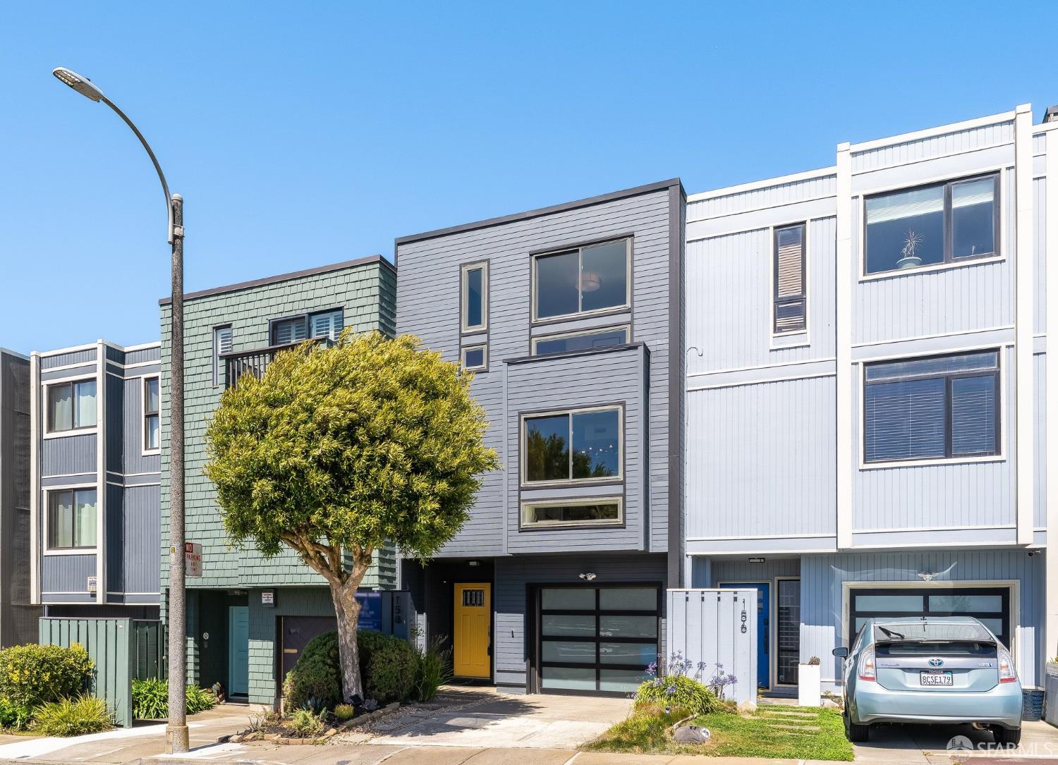 Browse active condo listings in GLEN PARK
