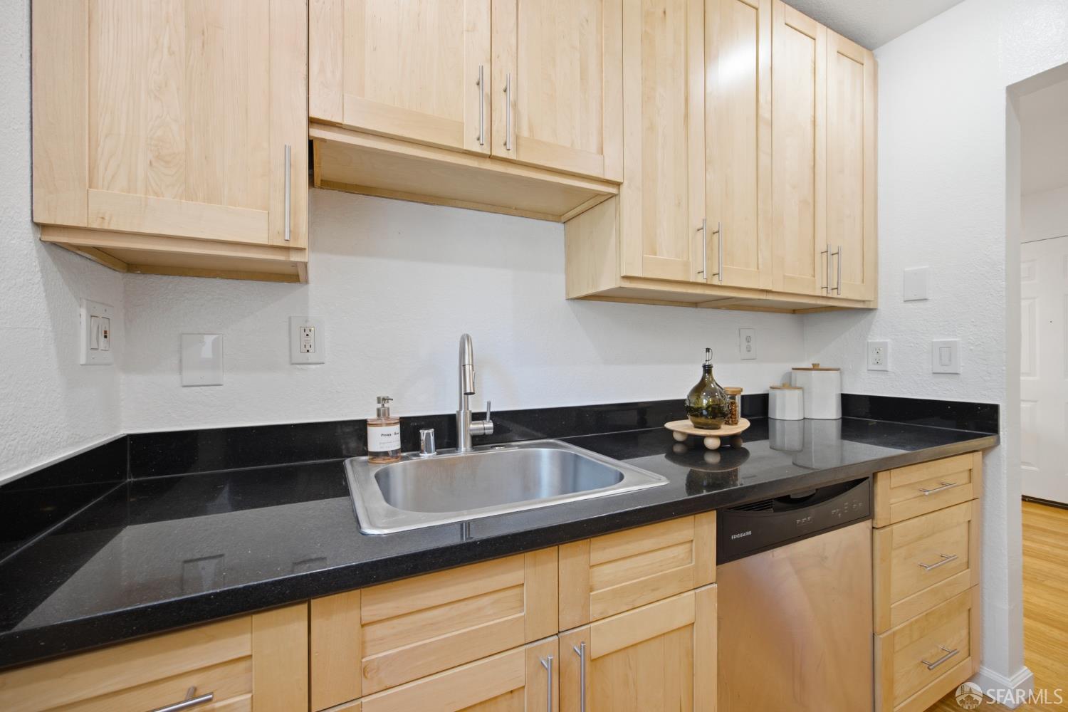 Photo #6: 426144874 Listing: Photo #6